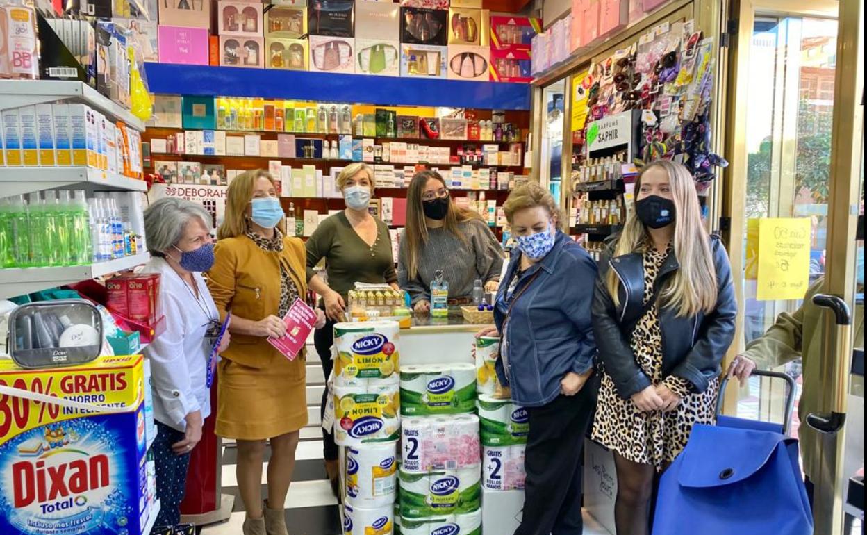 Sánchez, Medina y Murillo, ediles socialista en la Perfumería Bárbara, con 