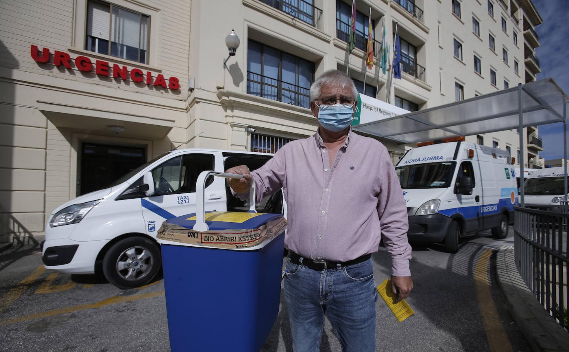 Antonio, en la puerta del Regional, junto a su taxi. 