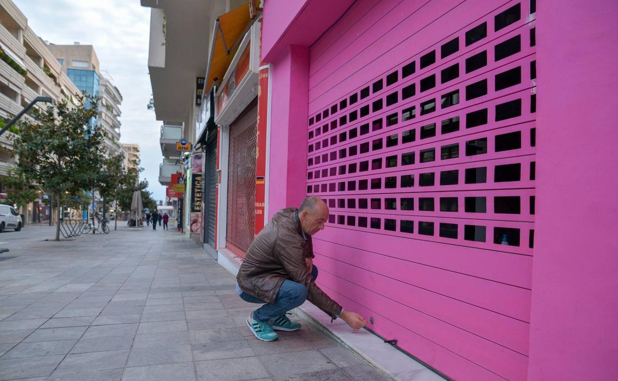 Un comerciante del centro de Marbella cierra su negocio