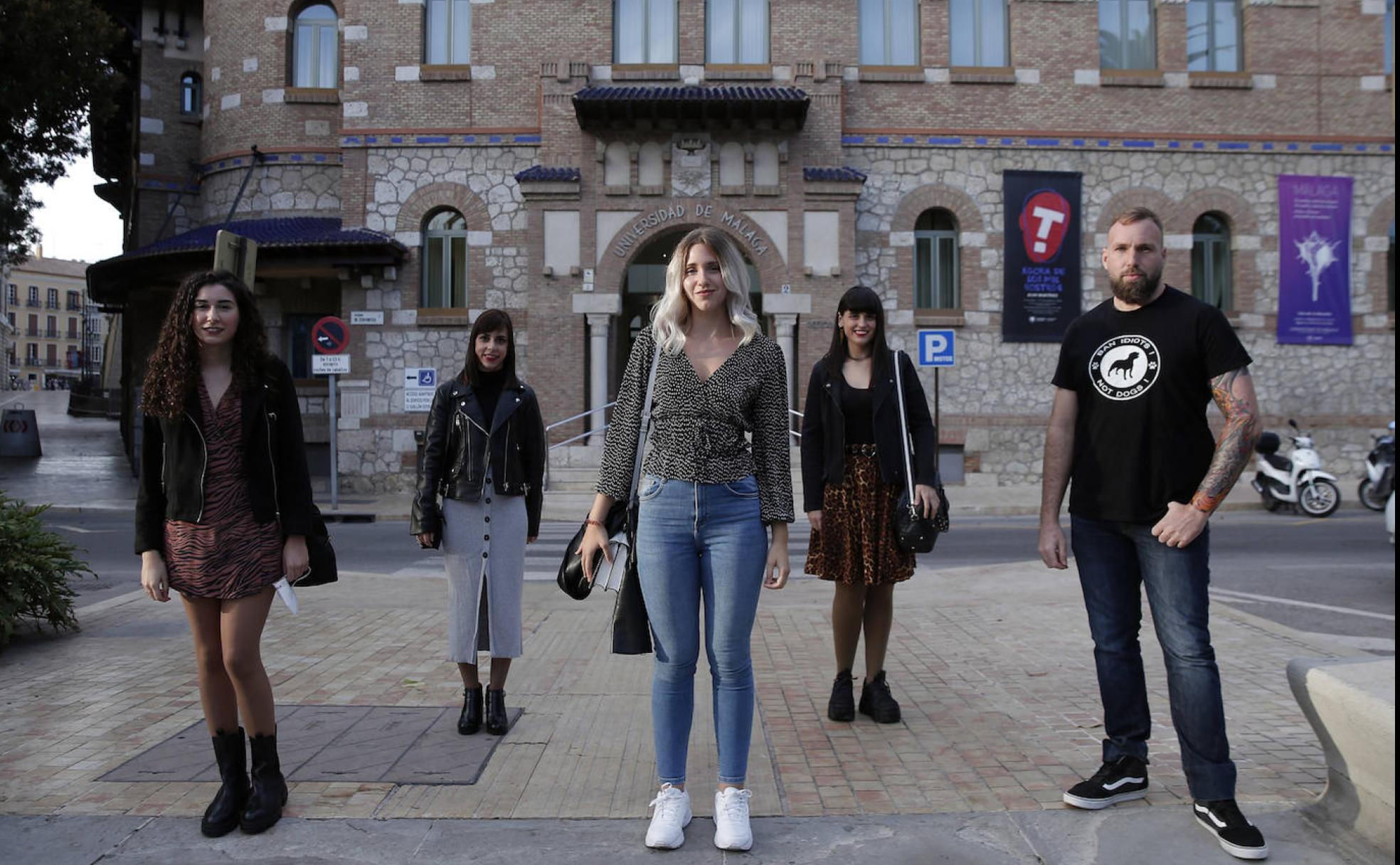 De izquierda a derecha, Claudia Prieto Latorre, Rosa Vallejo Aranda, Cristina Vázquez Cerrillo, Cristina Vega Díaz y Jesús Javier Moreno Parra, frente a la sede del Rectorado.