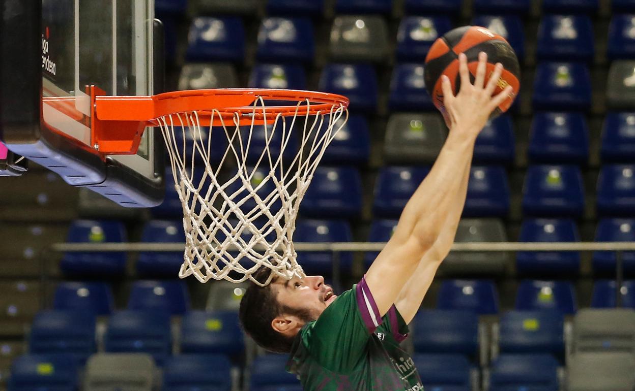 Darío Brizuela, realiza un mate durante un calentamiento antes de un partido. 