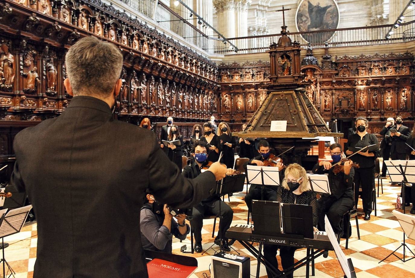 El obispo ha presidido una función solemne para la que han estado presentes en el altar mayor las imágenes del Cristo Coronado de Espinas y la Virgen de Gracia y Esperanza 