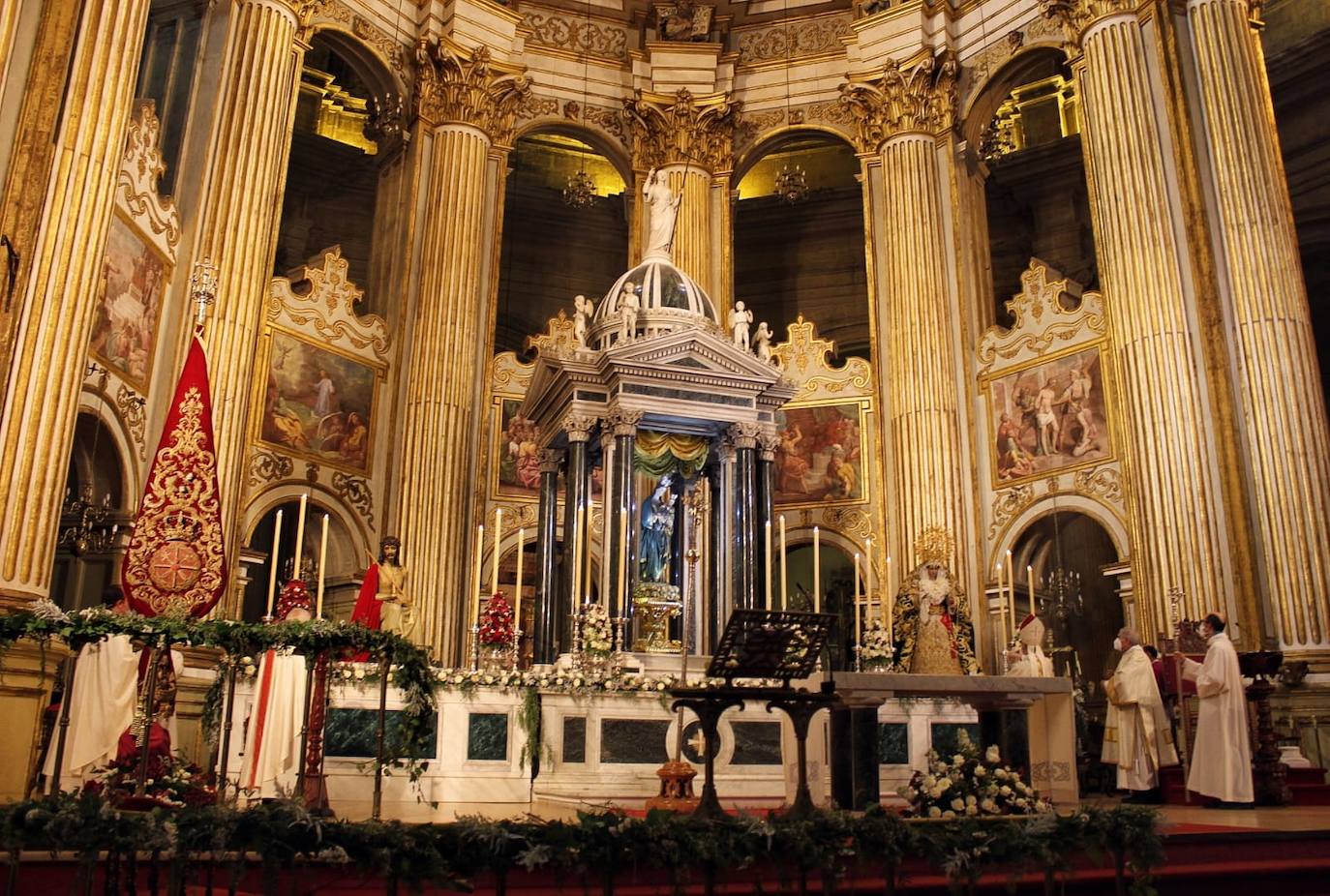 El obispo ha presidido una función solemne para la que han estado presentes en el altar mayor las imágenes del Cristo Coronado de Espinas y la Virgen de Gracia y Esperanza 