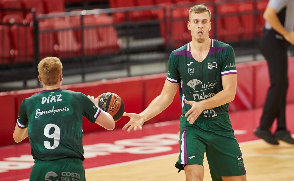 Gerun le pasa el balón a Alberto Díaz en el partido ante el Zaragoza. 