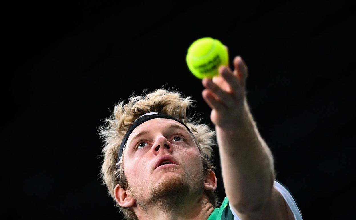 Alejandro Davidovich mira la pelota antes de lanzársela en alto para ejecutar un servicio en el Masters 1.000 de París, el último torneo de la temporada. 