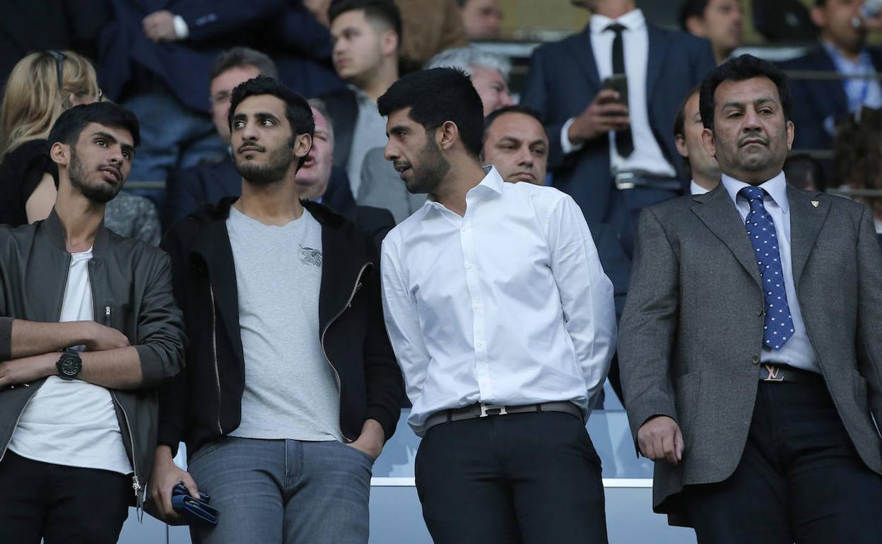 El jeque Abdullah Al-Thani, a la derecha en el palco de La Rosaleda, junto a sus hijos Nayef, Rakan y Nasser.