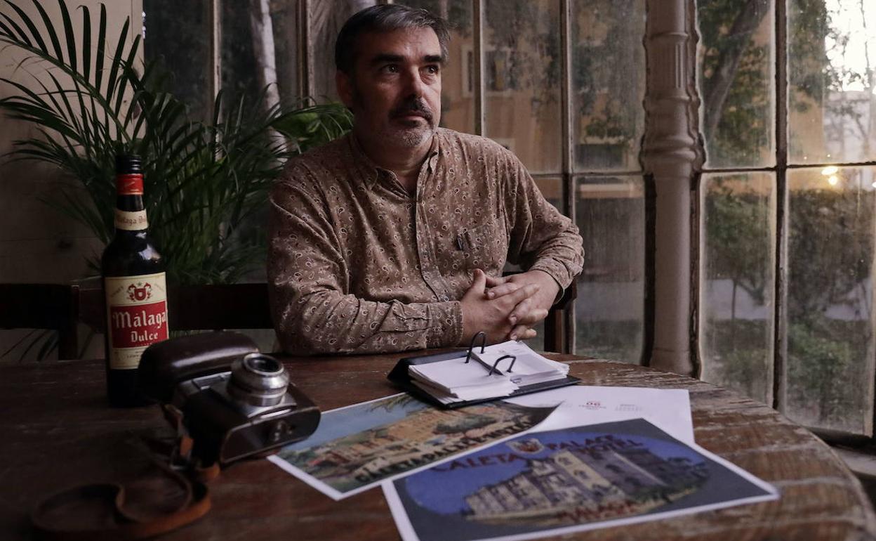 El director José Antonio Hergueta, durante el rodaje de 'Paraíso en llamas' en un caserón del Limonar. 