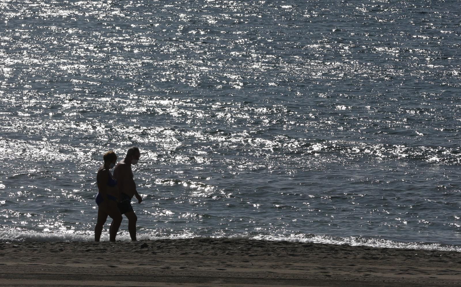 Los termómetros han llegado a los 27 grados y hay quien, incluso, se ha atrevido a darse un chapuzón