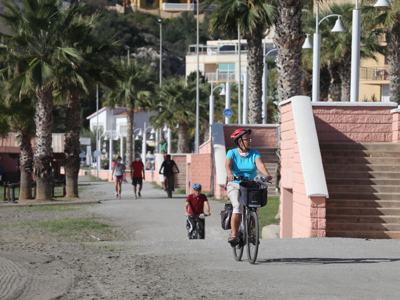 Los termómetros han llegado a los 27 grados y hay quien, incluso, se ha atrevido a darse un chapuzón
