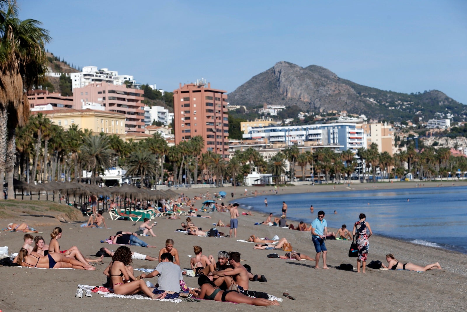 Los termómetros han llegado a los 27 grados y hay quien, incluso, se ha atrevido a darse un chapuzón