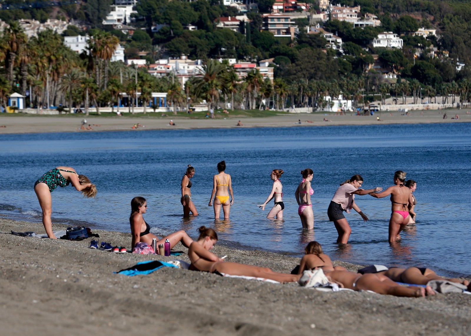 Los termómetros han llegado a los 27 grados y hay quien, incluso, se ha atrevido a darse un chapuzón