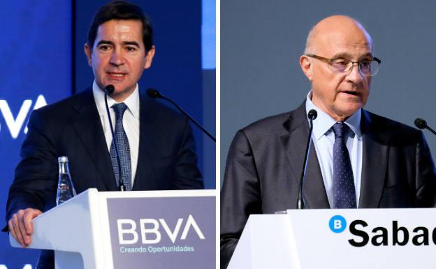 El presidente de BBVA, Carlos Torres, y el de Sabadell, Josep Oliu. 