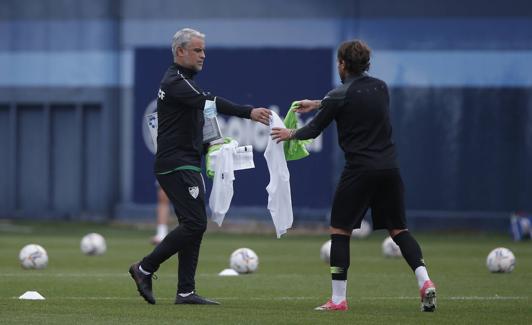 Pellicer le entrega un peto a Aarón en el entrenamiento de ayer.