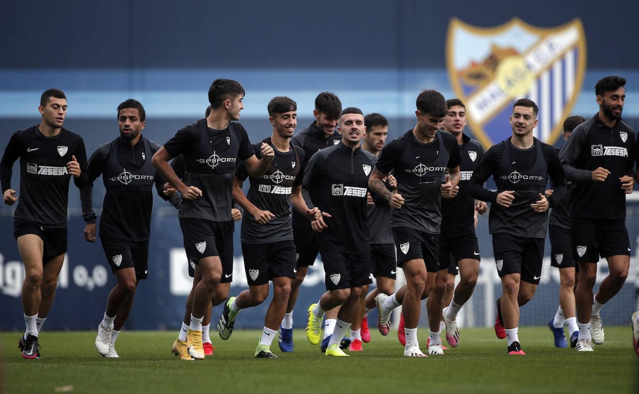Un amplio grupo de jugadores del Málaga durante el entrenamiento de este miércoles en el Anexo de La Rosaleda. 