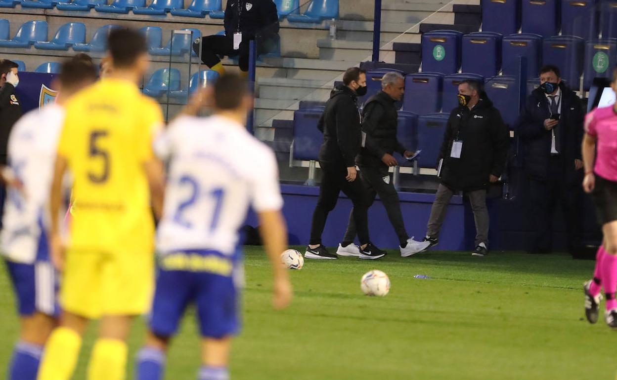 Pellicer, tras ser expulsado en el partido contra la Ponferradina, enfoca el túnel de vestuarios junto con el delegado del Málaga, Josemi.