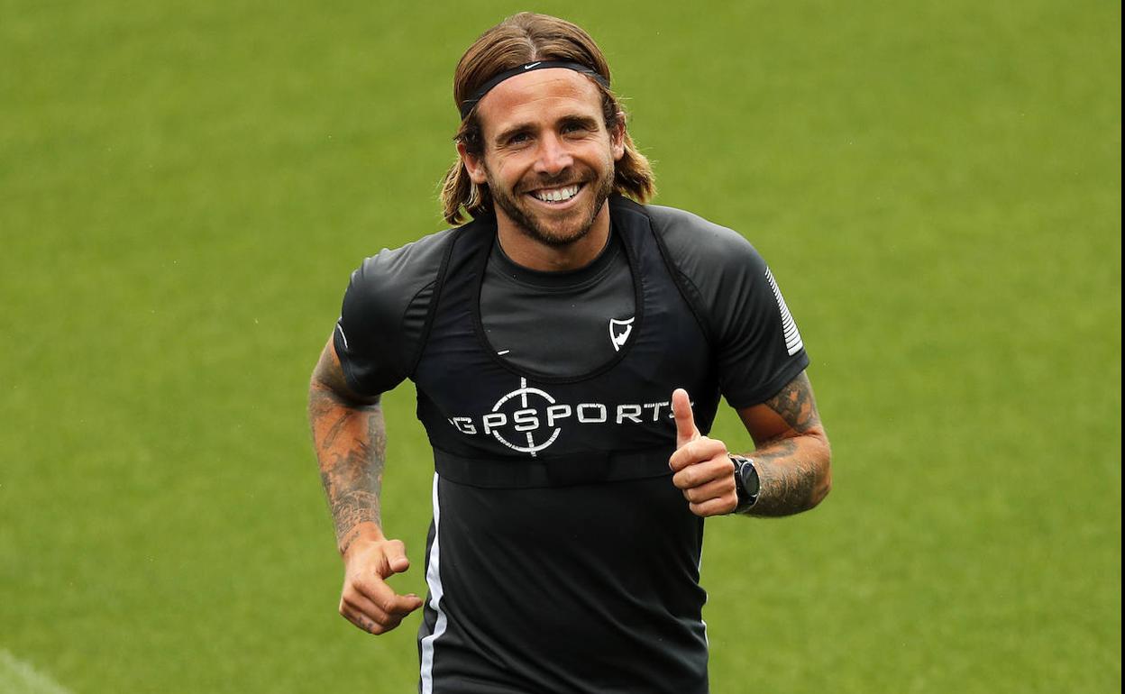 Aarón, durante un entrenamiento con el Málaga.