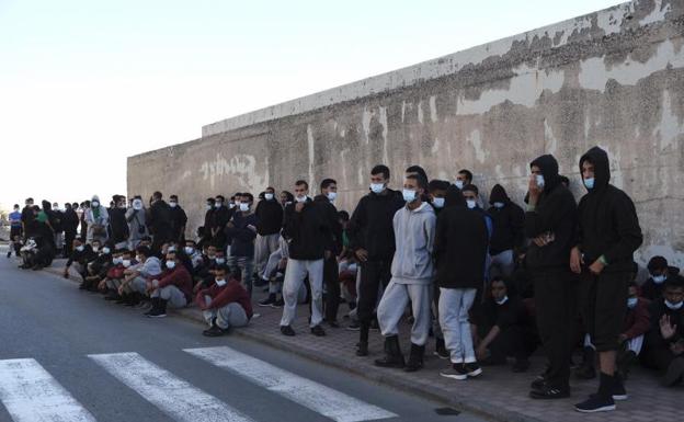 Entre 200 y 250 inmigrantes marroquíes que se encontraban en el muelle de Arguineguín (Gran Canaria) han sido conducidos por la Policía fuera del campamento 