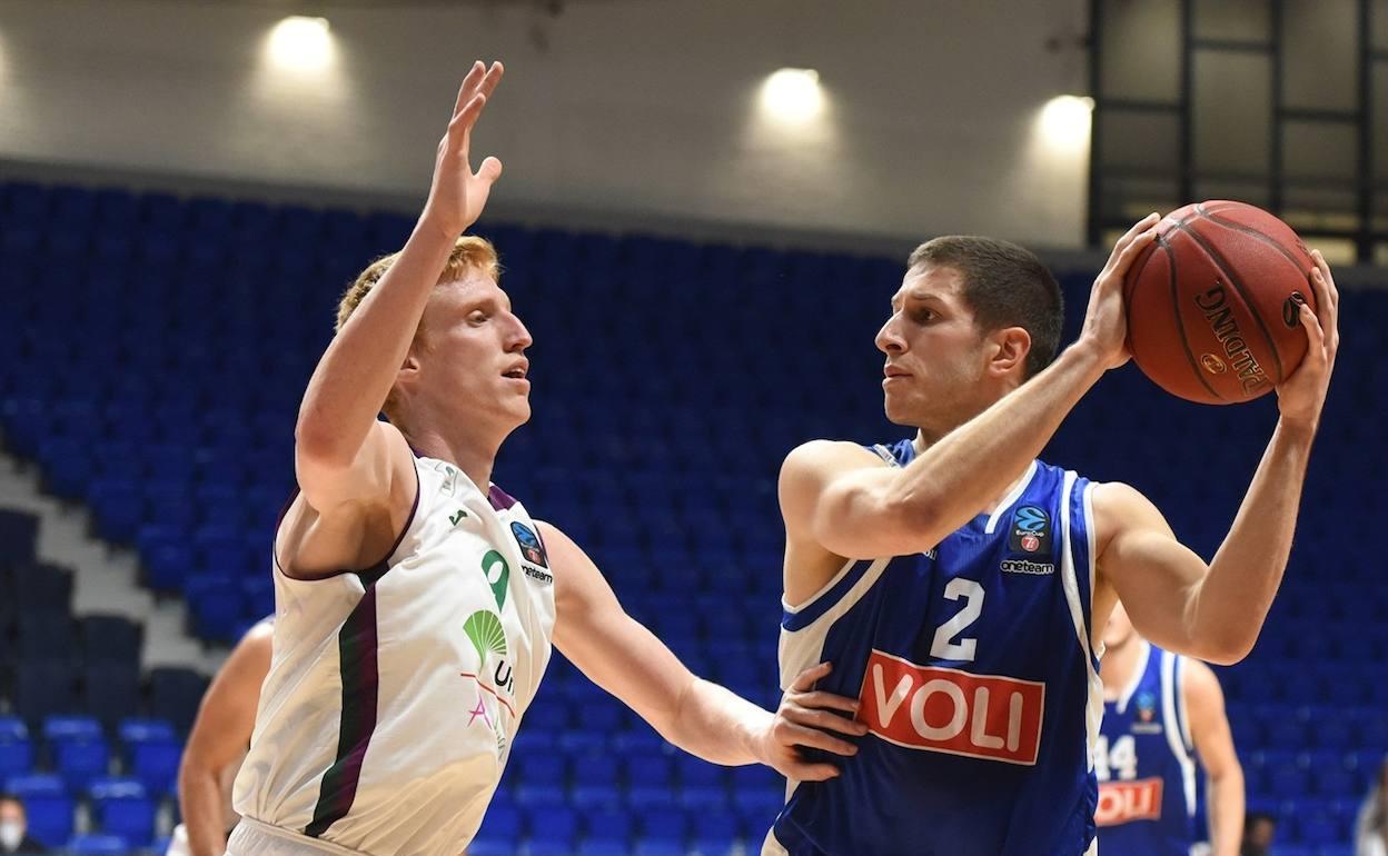 Alberto Díaz defiende a Ivanovic, el máximo anotador del Buducnost. 