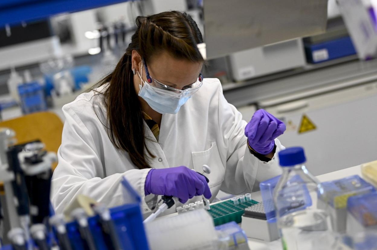 Un analista de laboratorio en la sede belga de la empresa farmacéutica Janssen. afp