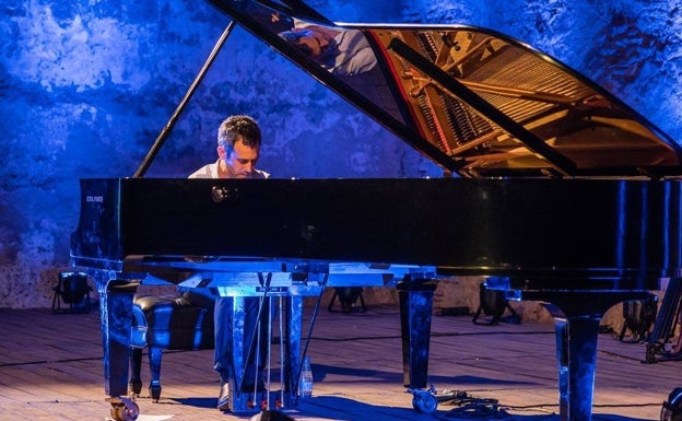 Imagen principal - Jose Carra, durante un concierto en el Castillo de Gibralfaro y (abajo), en el estudio de grabación junto a un detalle de la portada de su nuevo disco.