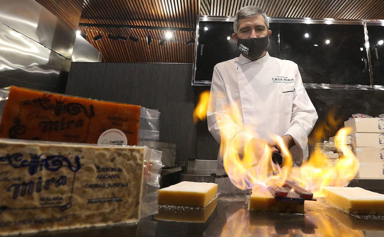 Fernando Mira quema un turrón de yema en su obrador de La Victoria