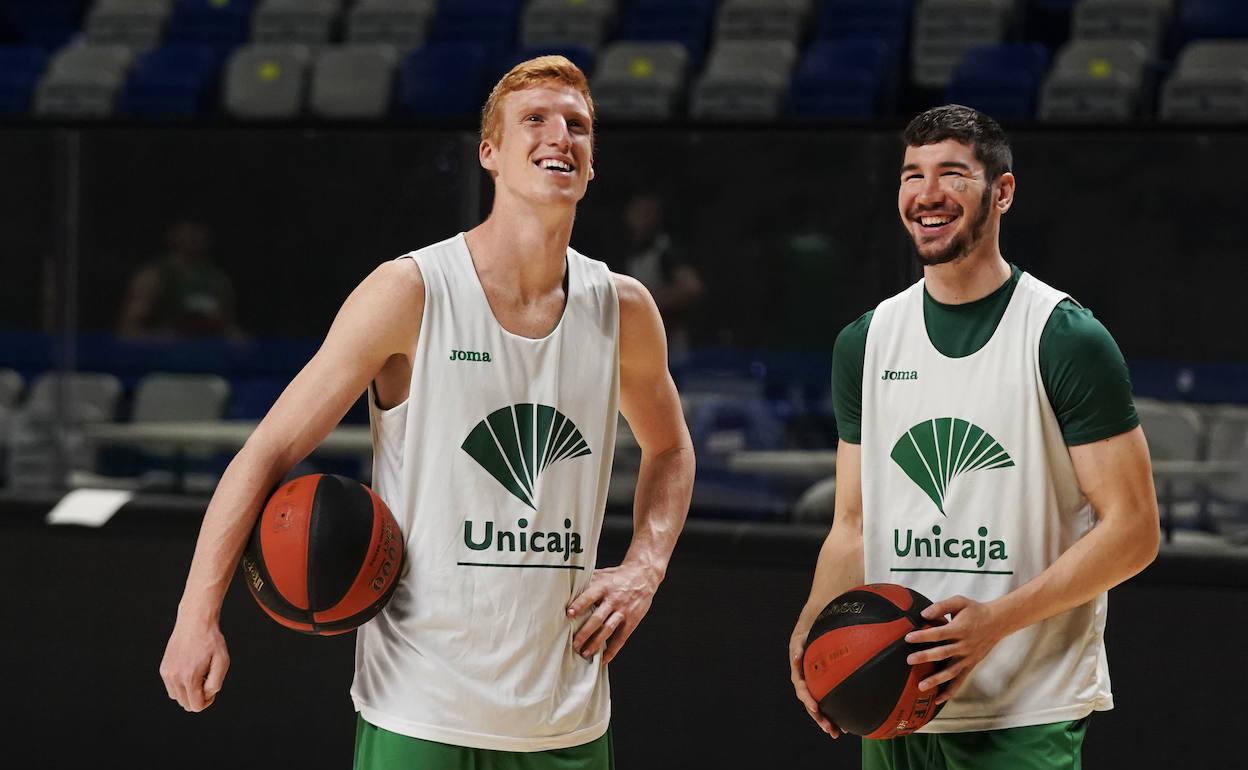 Alberto Díaz y Brizuela, sonrientes en el entrenamiento del viernes en el Martín Carpena. 