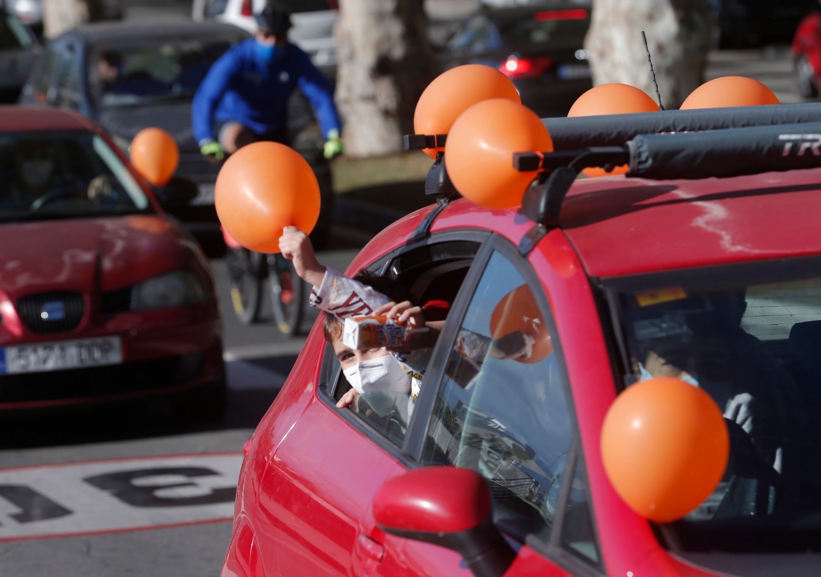 Convocada por la plataforma Más libres, Más plurales, Más iguales -reúne a centros privados y privados concertados- profesores, padres y ciudadanos se han montado en sus vehículos para denunciar esta nueva ley educativa.