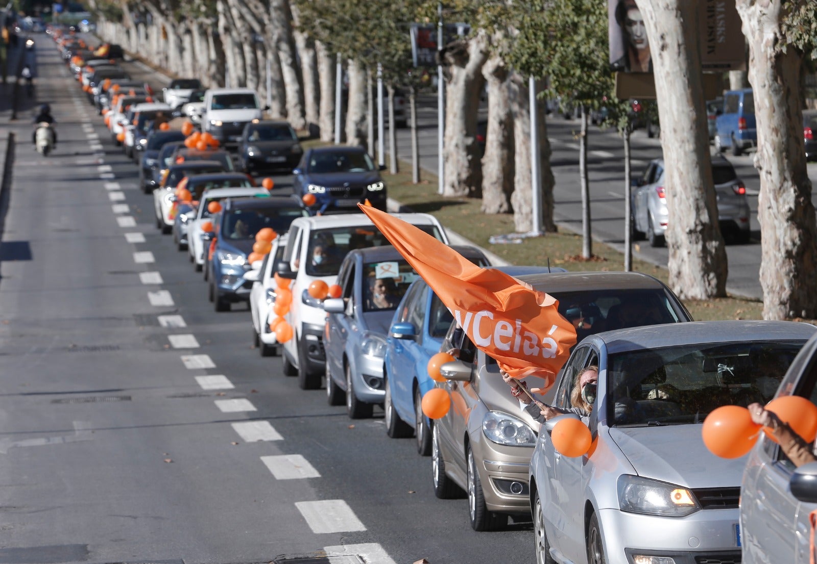 Convocada por la plataforma Más libres, Más plurales, Más iguales -reúne a centros privados y privados concertados- profesores, padres y ciudadanos se han montado en sus vehículos para denunciar esta nueva ley educativa.