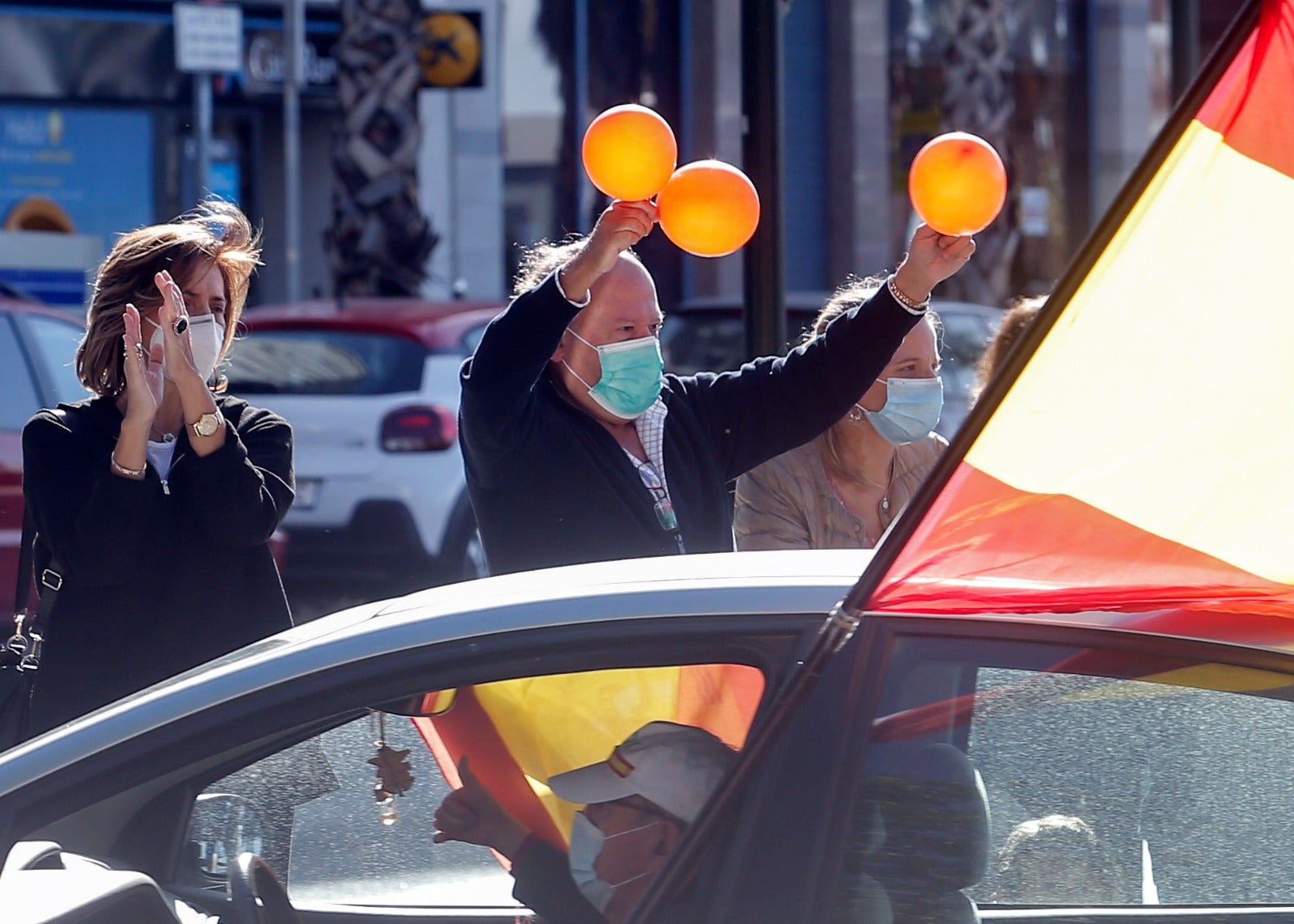 Convocada por la plataforma Más libres, Más plurales, Más iguales -reúne a centros privados y privados concertados- profesores, padres y ciudadanos se han montado en sus vehículos para denunciar esta nueva ley educativa.