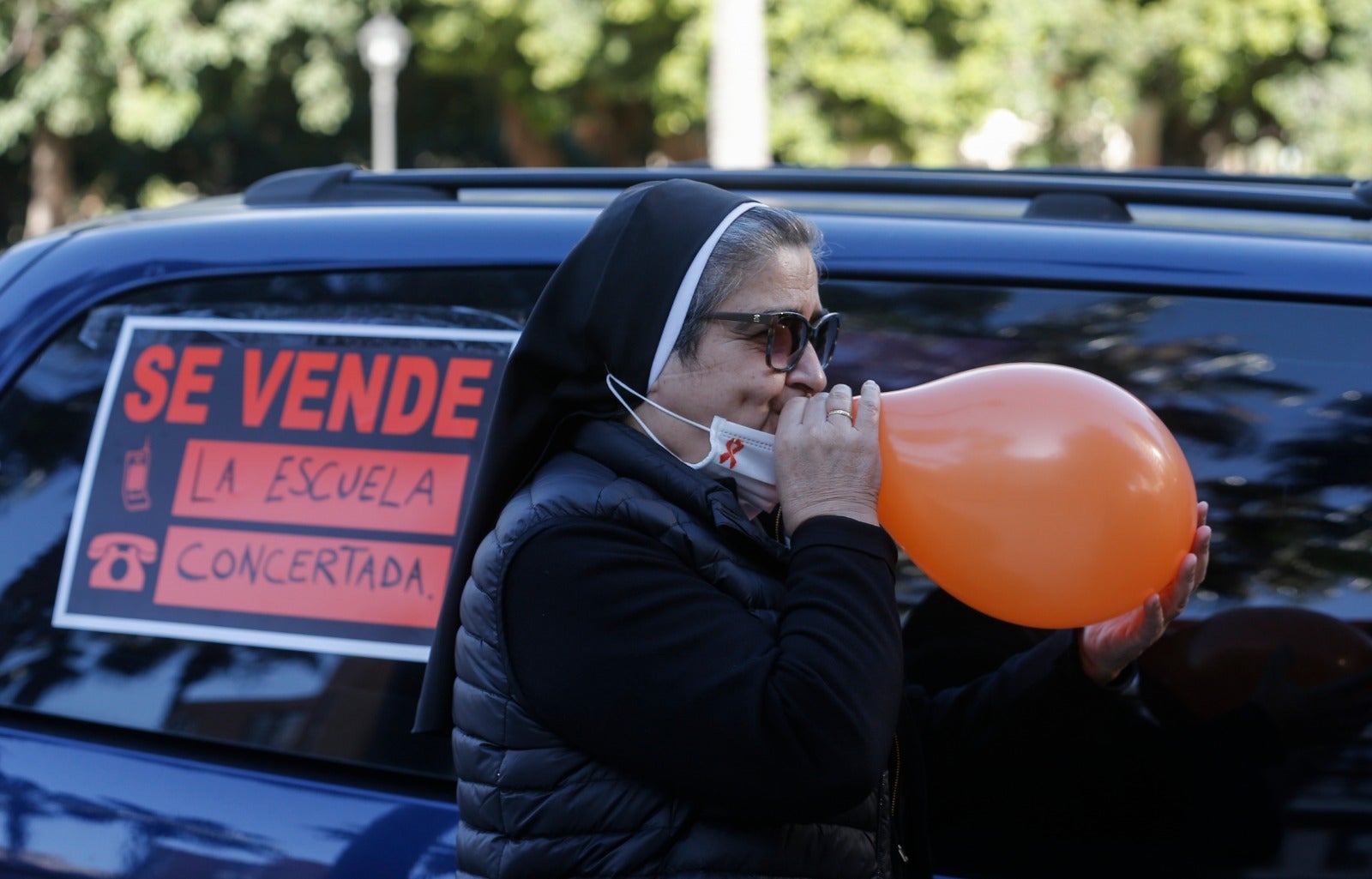 Convocada por la plataforma Más libres, Más plurales, Más iguales -reúne a centros privados y privados concertados- profesores, padres y ciudadanos se han montado en sus vehículos para denunciar esta nueva ley educativa.