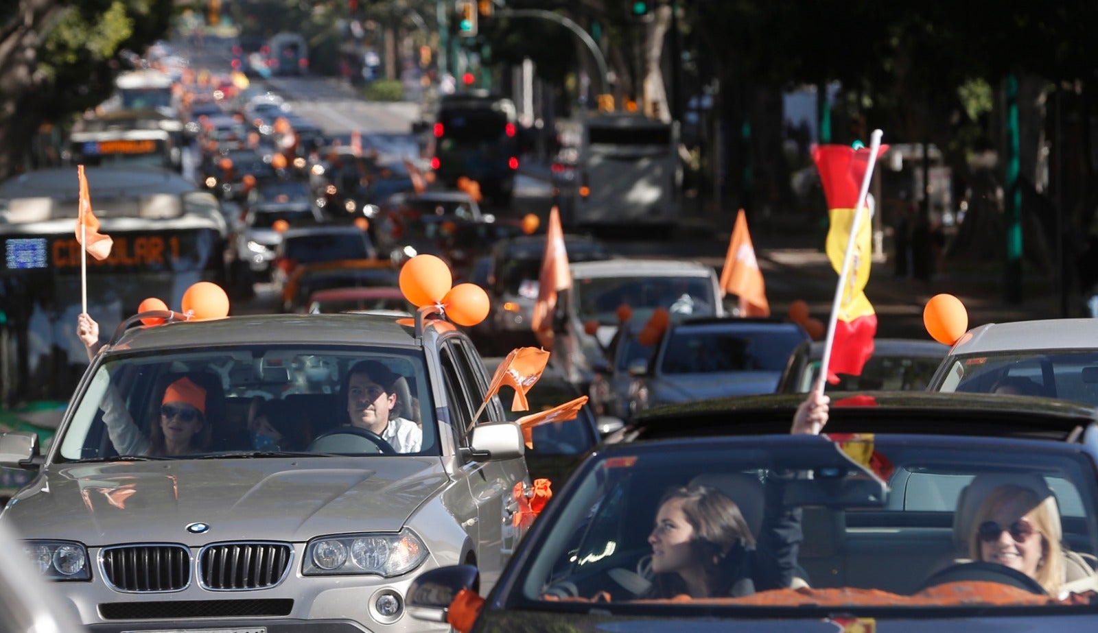 Convocada por la plataforma Más libres, Más plurales, Más iguales -reúne a centros privados y privados concertados- profesores, padres y ciudadanos se han montado en sus vehículos para denunciar esta nueva ley educativa.