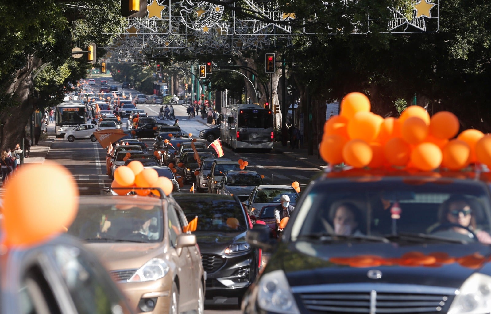 Convocada por la plataforma Más libres, Más plurales, Más iguales -reúne a centros privados y privados concertados- profesores, padres y ciudadanos se han montado en sus vehículos para denunciar esta nueva ley educativa.