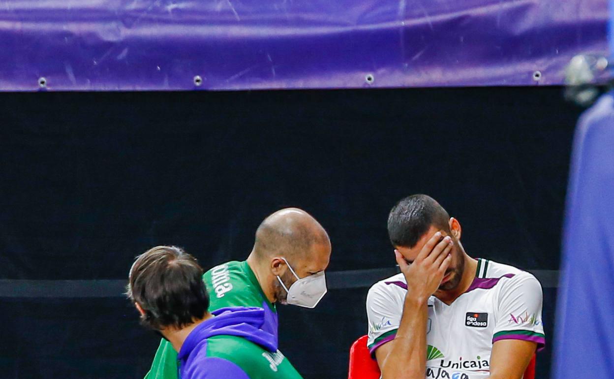 Jaime Fernández, apesadumbrado y con la mano en la cara tras lesionarse. 
