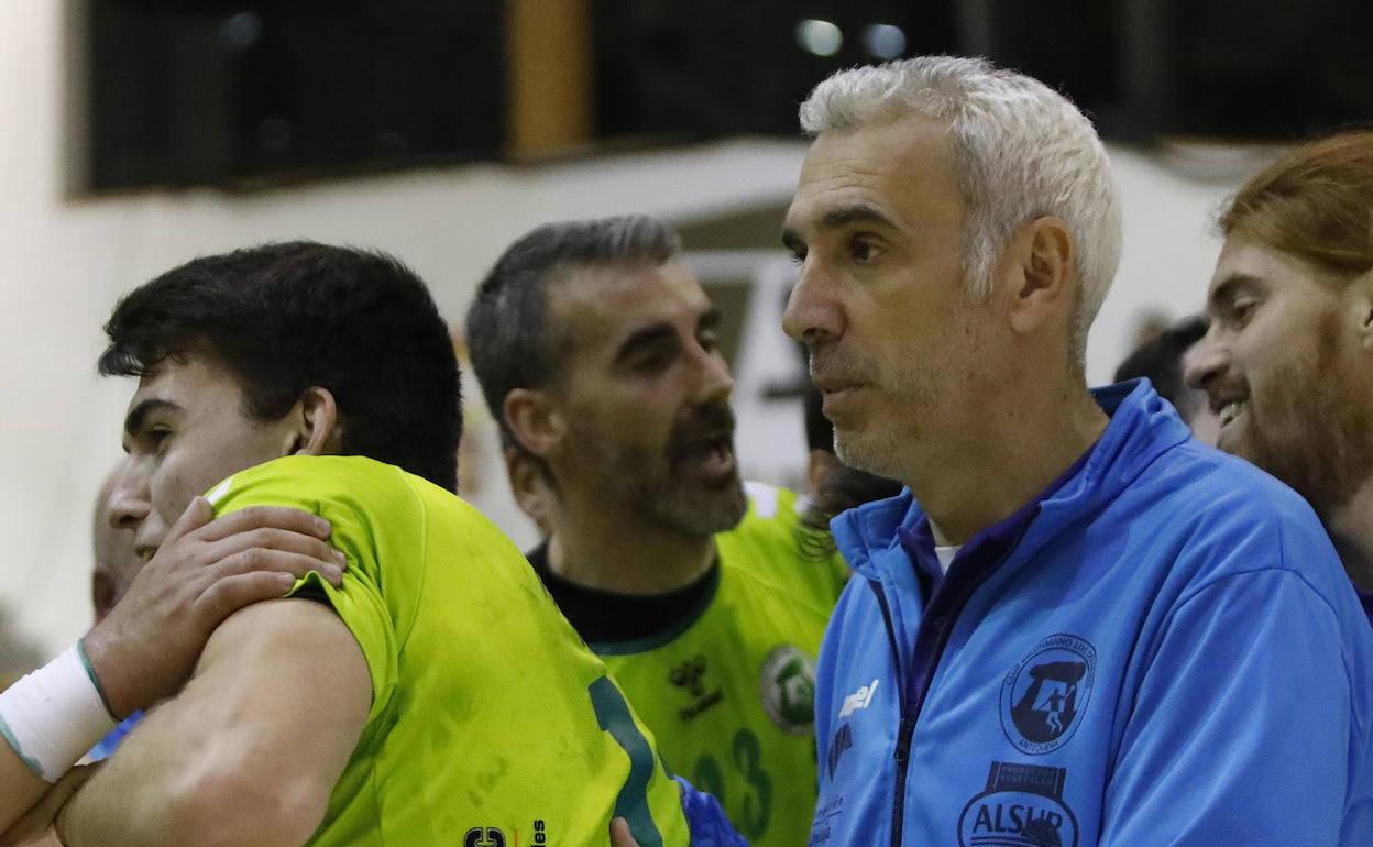 Quino Soler, junto a jugadores del Iberoquinoa Antequera. 