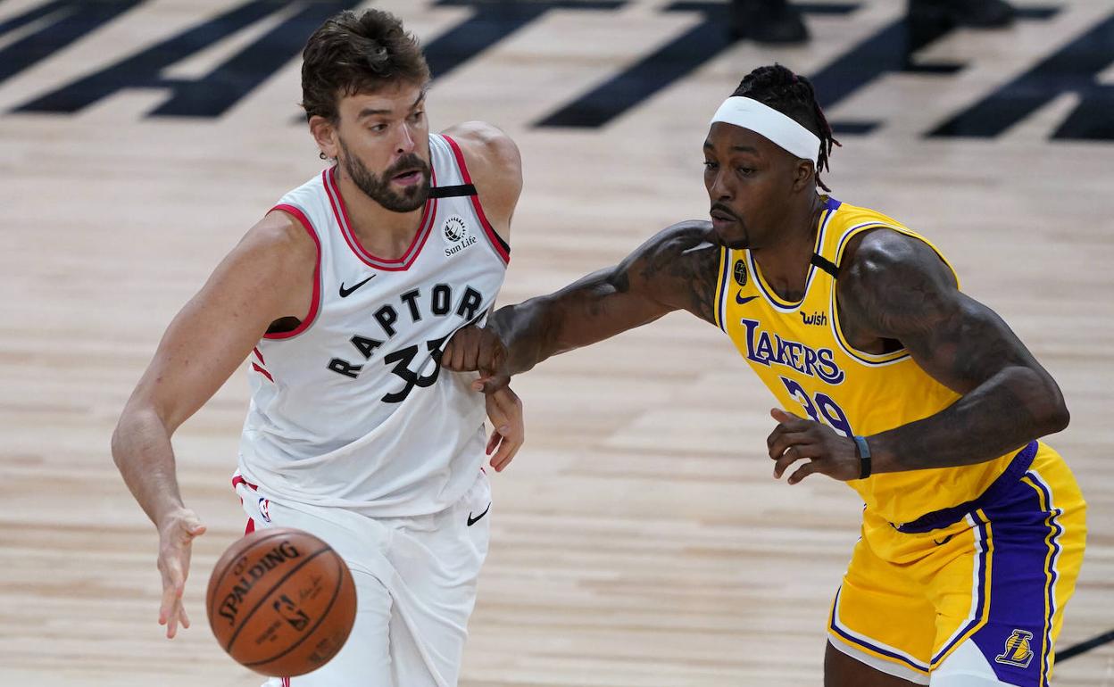 Marc Gasol, ante Dwight Howard, en un Lakers-Raptors. 