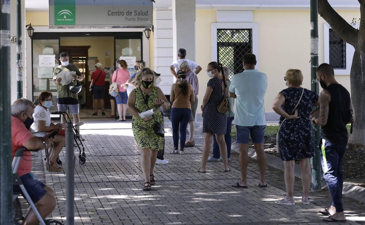 Los centros de salud están inmersos en plena campaña de la vacuna contra la gripe. 