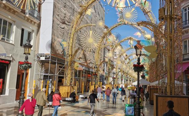 Prueba del espectáculo de luces y música de Navidad en el Centro de Málaga, este martes. 