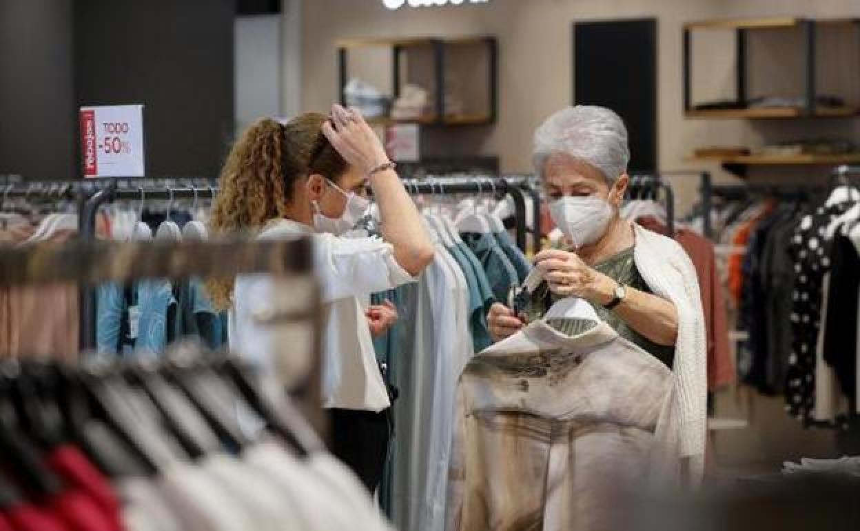 La Junta plantea la posibilidad de abrir la hostelería y el comercio hasta las 20 o 21 horas tras el puente de diciembre