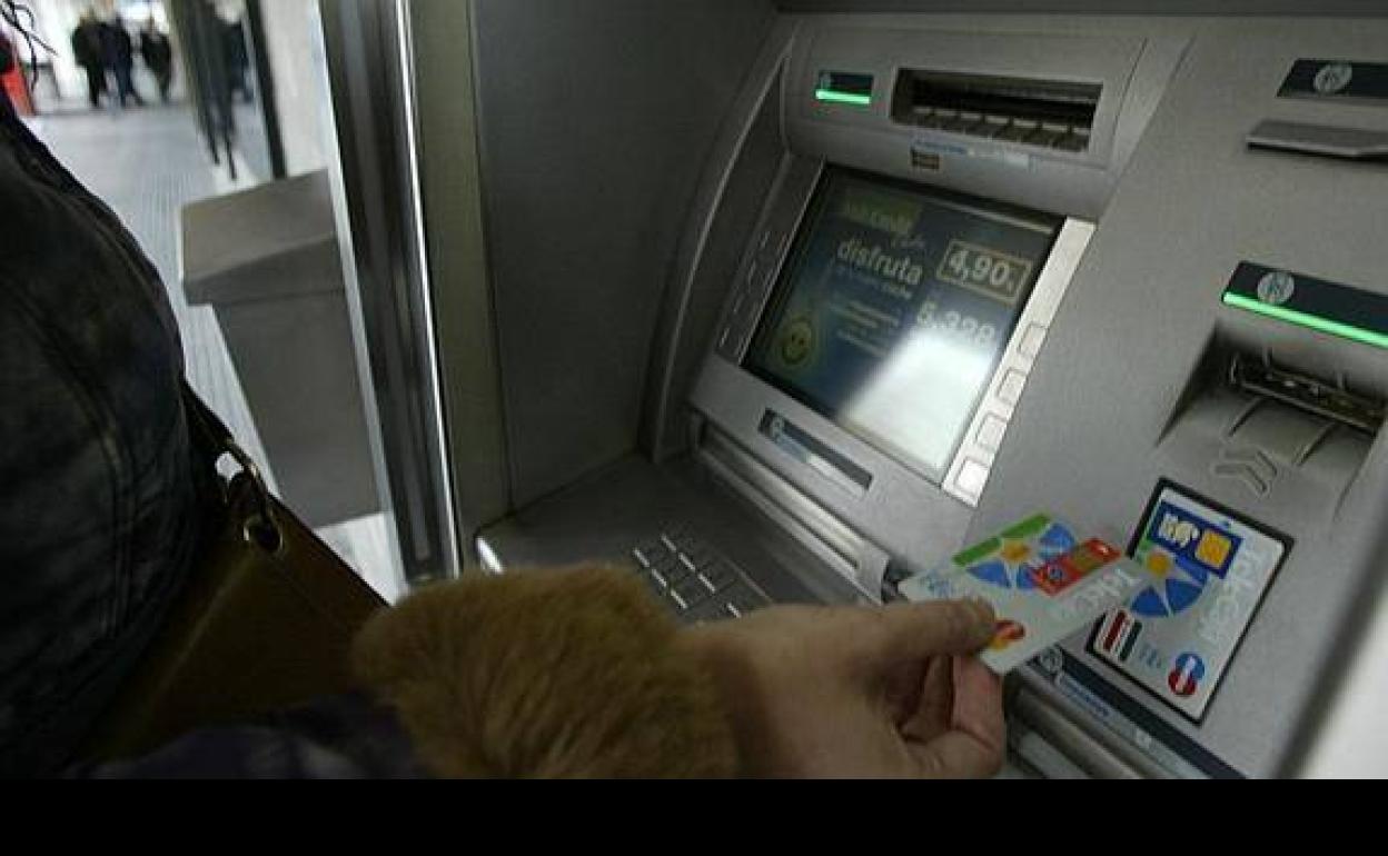 ¿Puede el banco dejar una cuenta en números rojos sin permiso del cliente?