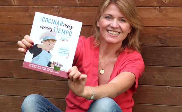 Imagen principal - La autora del libro 'Cómo cocinar más en menos tiempo', María Marín, con un ejemplar y cocinando.