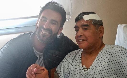 Diego, tras salir de su operación con su cirujano.