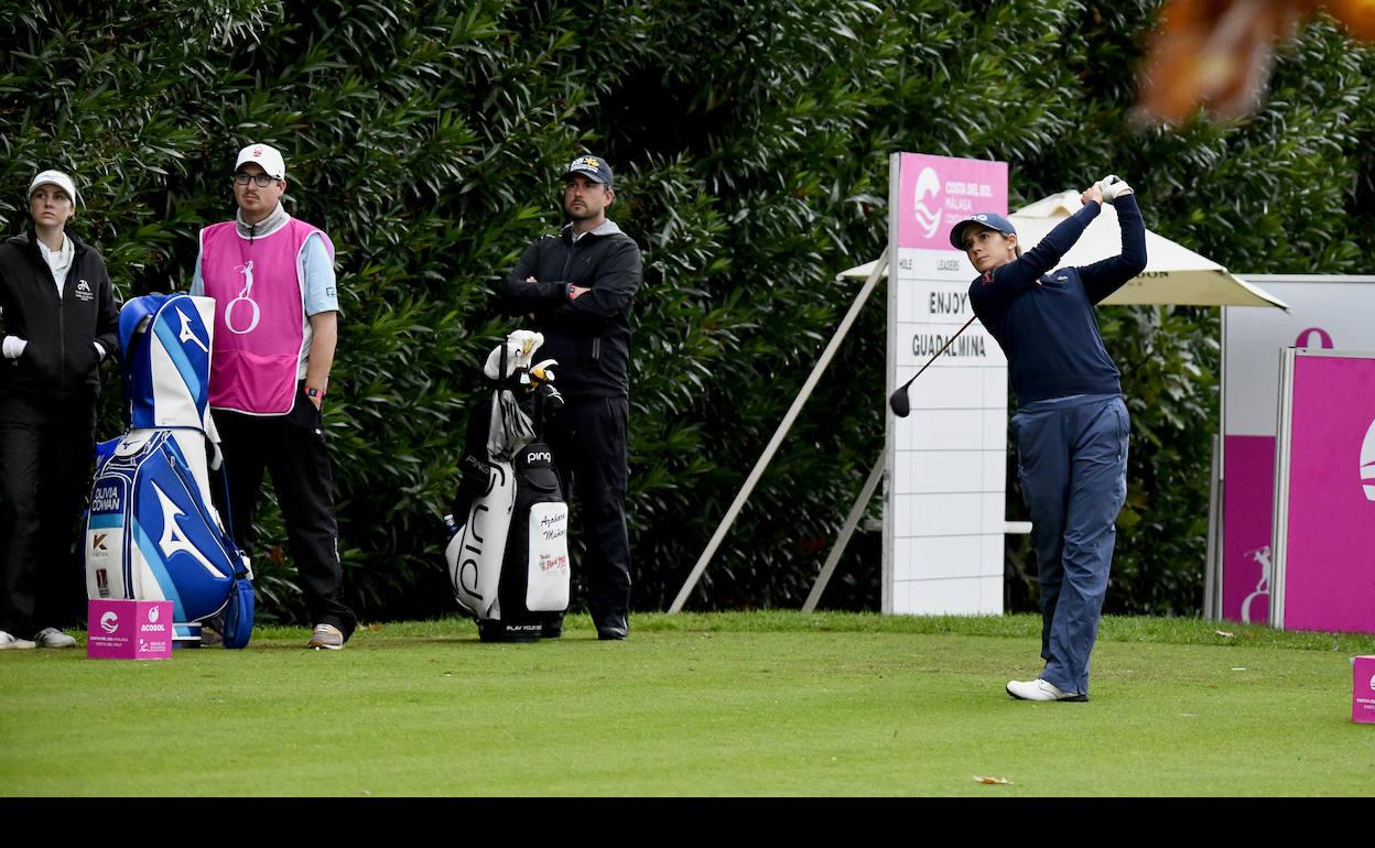 Azahara Muñoz durante uno de los golpes de salida de la primera jornada, en un instante en que la lluvia daba un respiro a las participantes. 