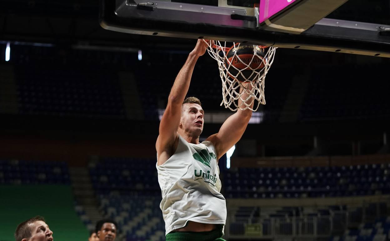 Gerun machaca durante un entrenamiento en el Palacio de los Deportes. 