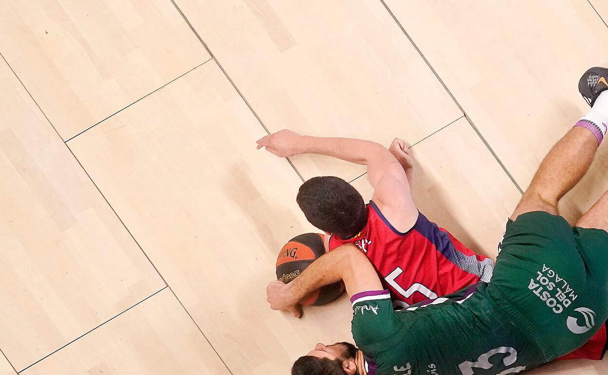 Axel Bouteille trata de hacerse con el balón en el partido ante el Manresa de esta temporada. 