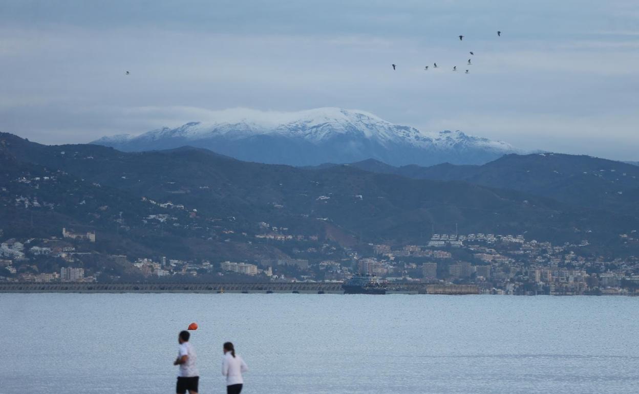 La Maroma, cubierta de nieve. 