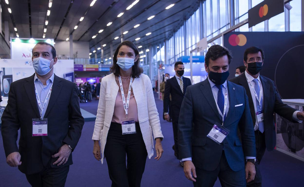 La ministra de Industria, Comercio y Turismo, Reyes Maroto, en el Palacio de Exposiciones y Congresos de Sevilla