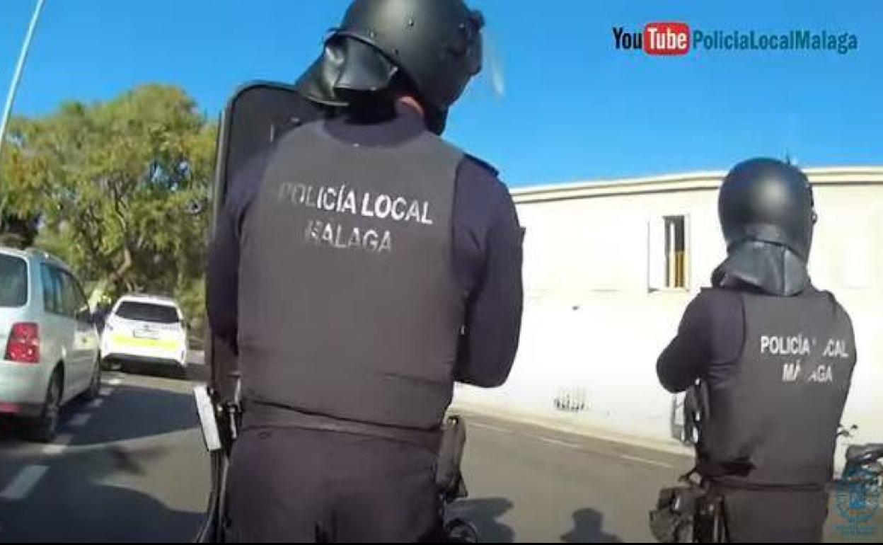 Imagen de dos agentes de la Policía Local de Málaga que intervieron en el altercado. 