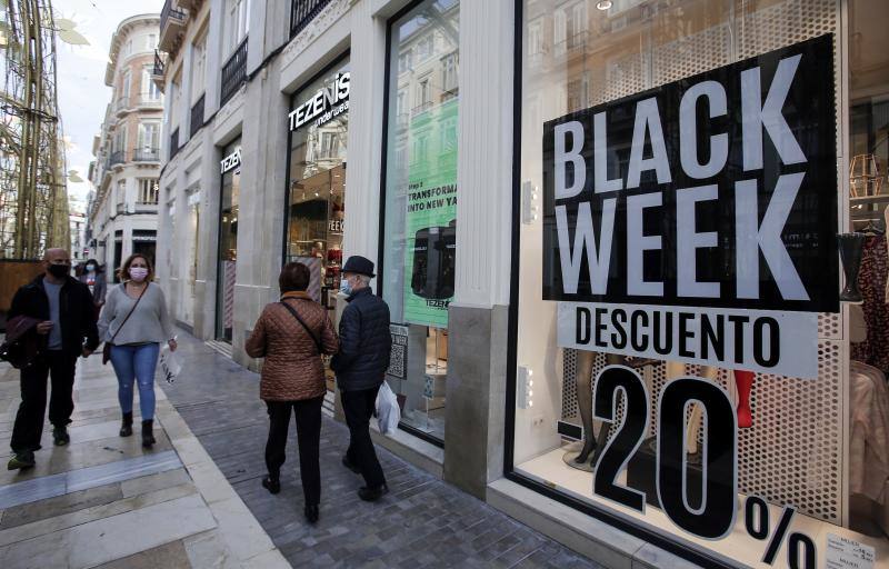 Numerosos establecimientos del Centro de Málaga lanzan ofertas este viernes negro para incentivar el consumo antes de la Navidad