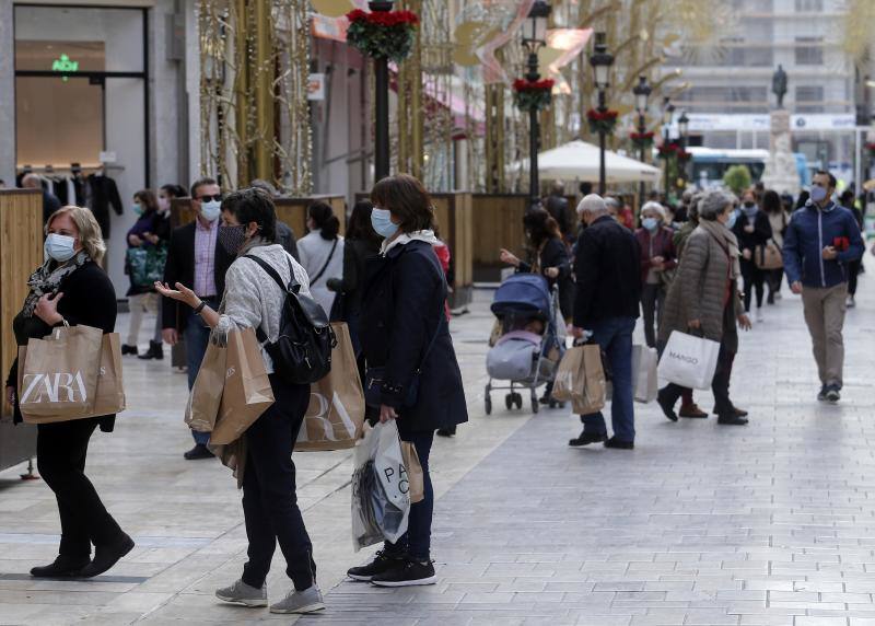 Numerosos establecimientos del Centro de Málaga lanzan ofertas este viernes negro para incentivar el consumo antes de la Navidad