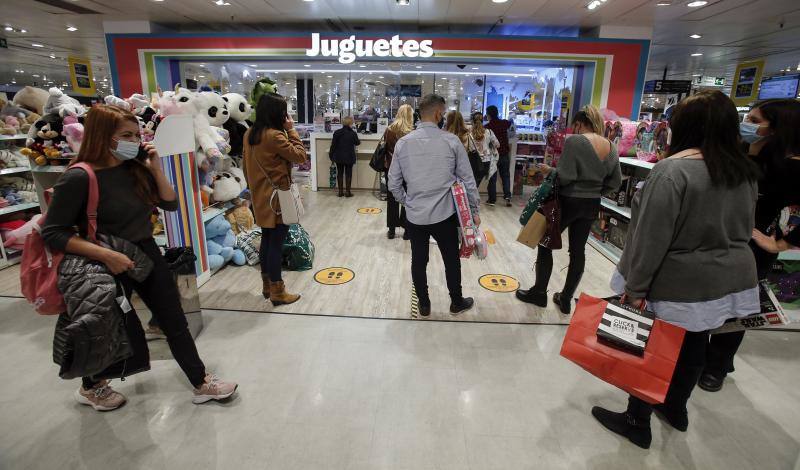 Numerosos establecimientos del Centro de Málaga lanzan ofertas este viernes negro para incentivar el consumo antes de la Navidad